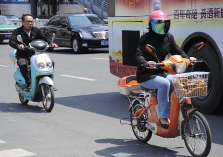 福建：共享電動車現身廈門街頭 沒有車牌能上路嗎