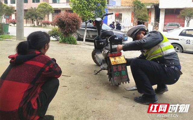 湖南(nán)：新邵交警進村(cūn)入戶爲群衆電動自行車免費上牌