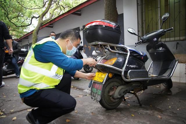 湖南(nán)：開福交警爲醫務工(gōng)作者提供電動車登記上牌上門服務