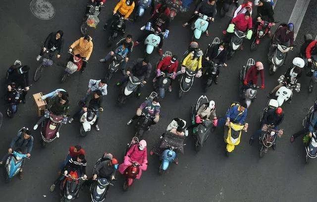 廣東：中(zhōng)山三鄉交警、郵政加班加點爲260餘輛電動自行車上牌